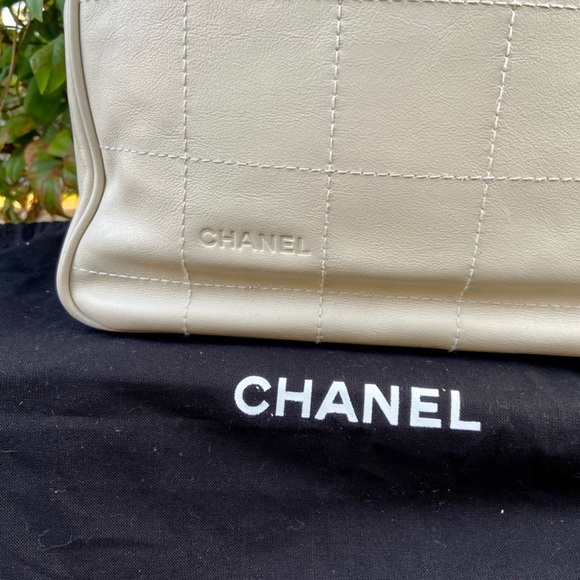 CHANEL Ivory Quilted Leather Chocolate Bar Tote Bag - Picture 5 of 8